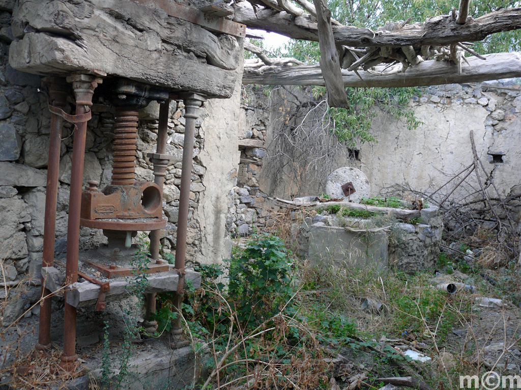 Crete Lassiti, Monastiraki